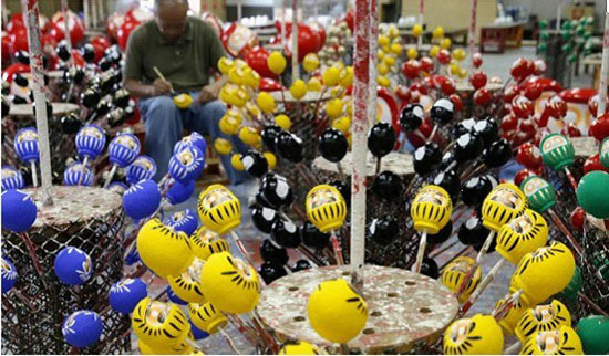 日本传统玩具“五福达摩”变色迎奥运
