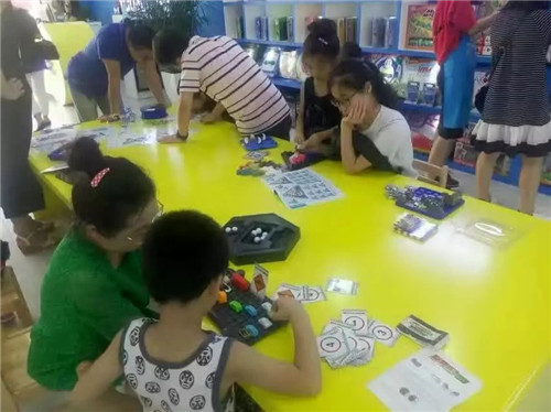 孩子们在皇家迪智尼体验馆玩的多专注!