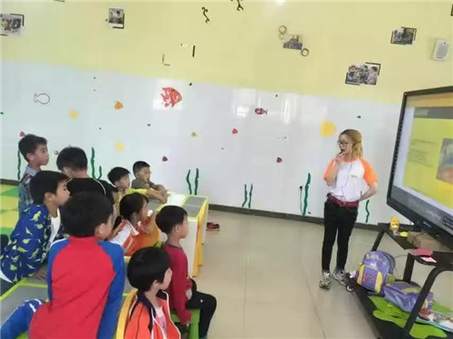 珊瑚湾畔小学的孩子体验皇家迪智尼各种创客