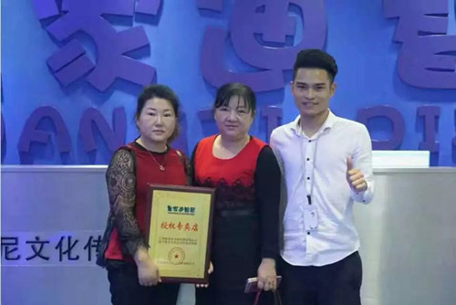 刘姐和合伙人何姐与皇家迪智尼携手合作