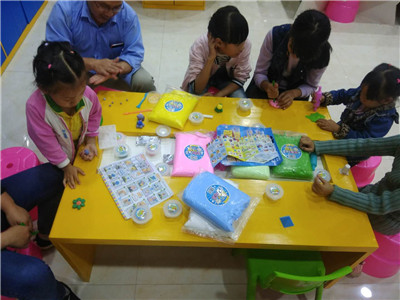 挑选益智玩具遵守一个字”简“