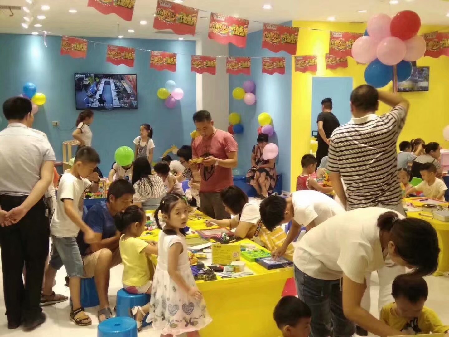 皇家迪智尼祝贺崇阳县的加盟玩具店老板盛大开业