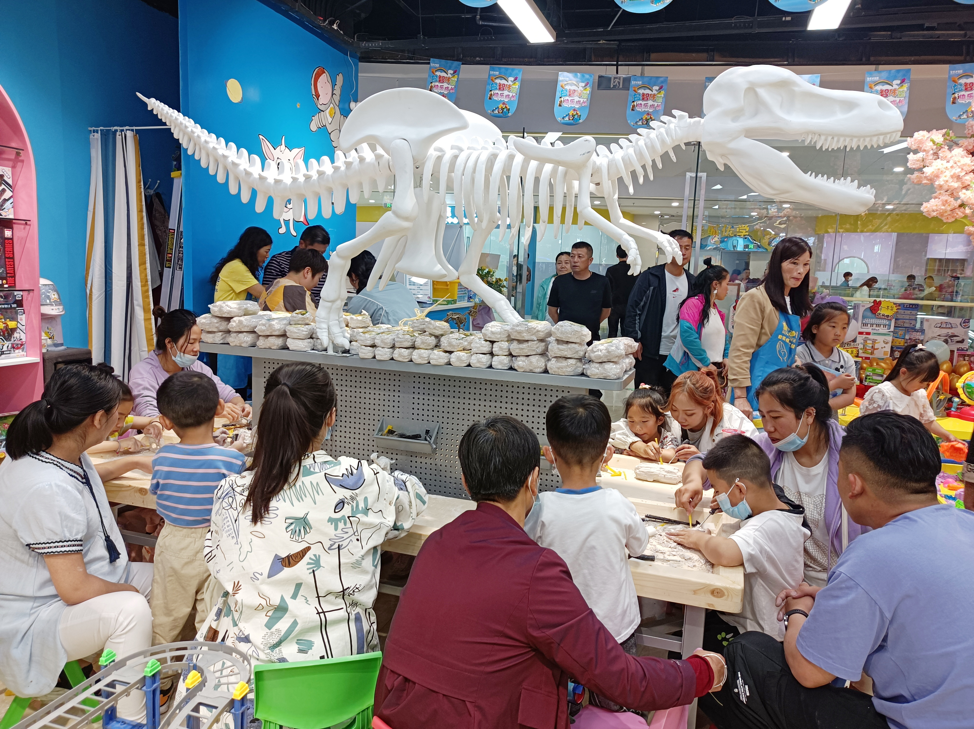 皇家迪智尼 I 创业究竟加盟玩具品牌还是自主选货开店？