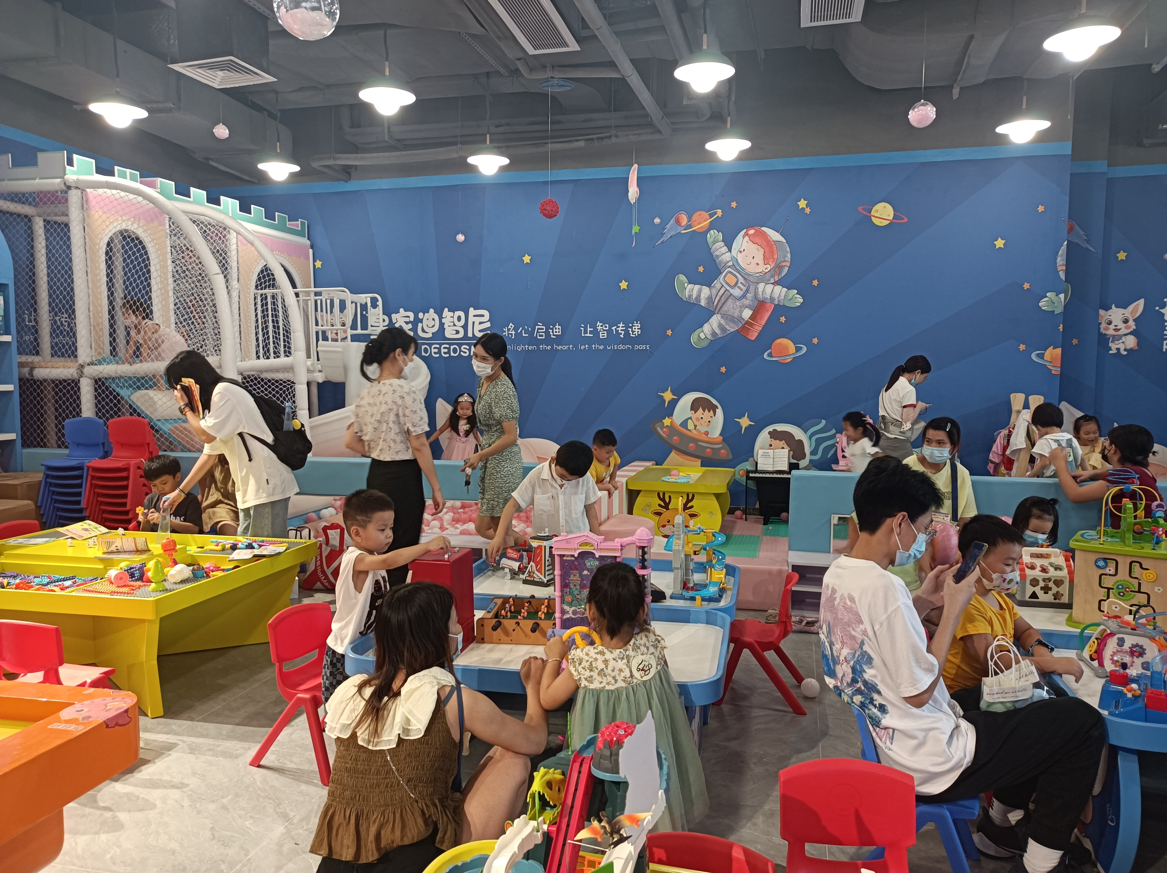 皇家迪智尼 I 儿童乐园开什么店客源更稳？连锁益智玩具乐园，实现一店顶多店