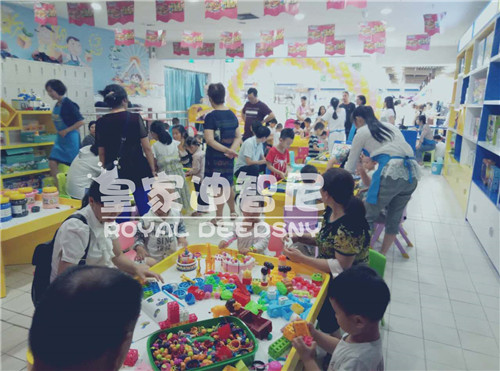 玩具加盟店 -玩具店开业-皇家迪智尼儿童玩具店加盟官网